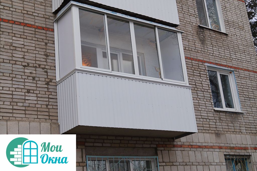 Застекление балкона с наружной обшивкой в Москве